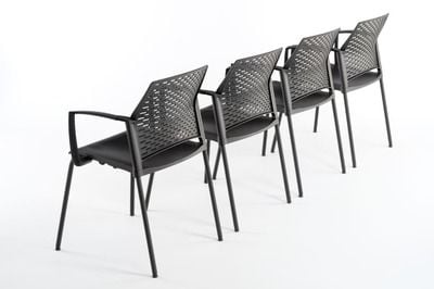 Stapelbare Armlehnenstühle aus Kunststoff